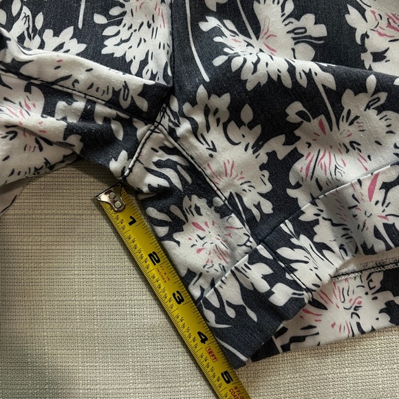 Dear John Women's Floral Shorts - Navy, White, and Pink Size 29 - Picture 5 of 9